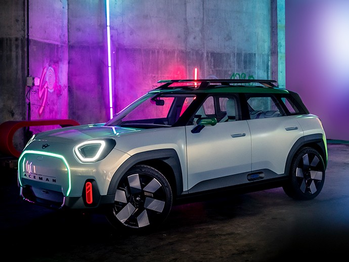 MINI Concept Aceman vista laterale a tre quarti effetti luminosi parte frontale MINI Concept Aceman vista laterale a tre quarti con effetti luminosi parte frontale